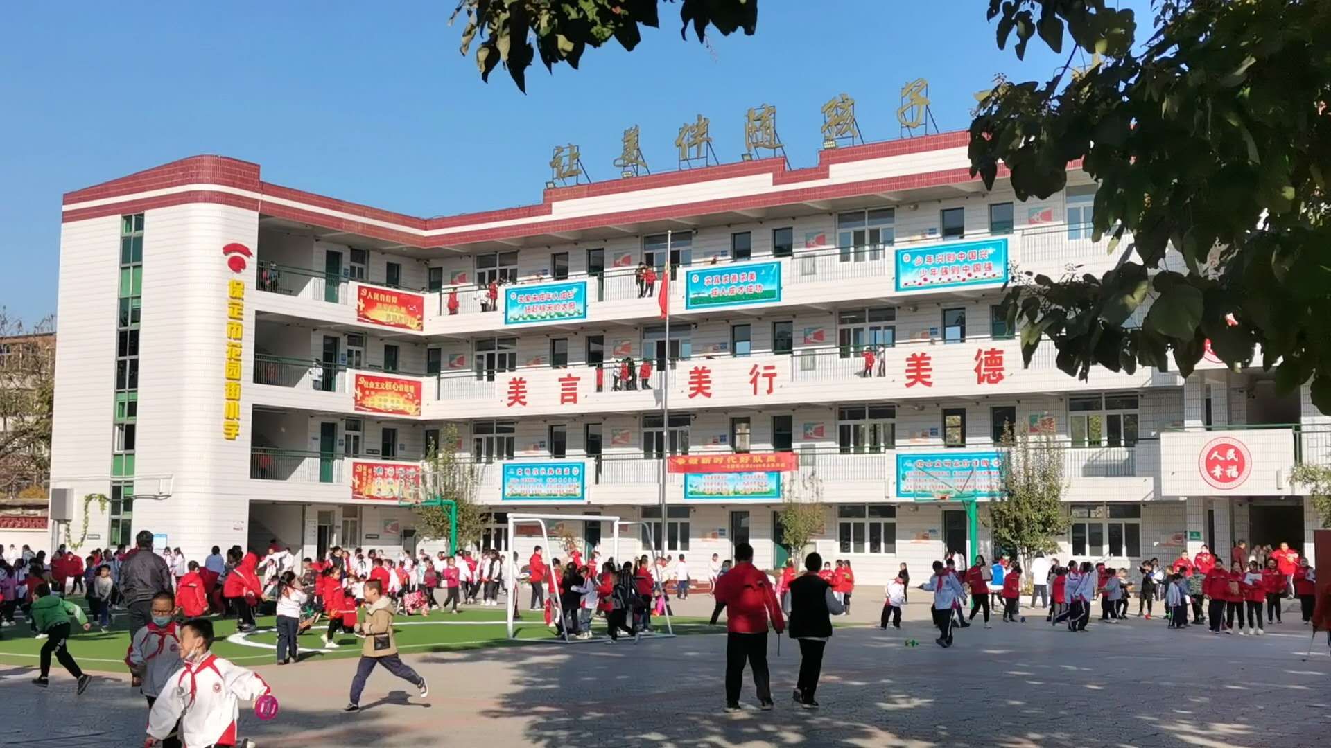 萤火小学8名教师到花园街小学参加当代好课堂活动